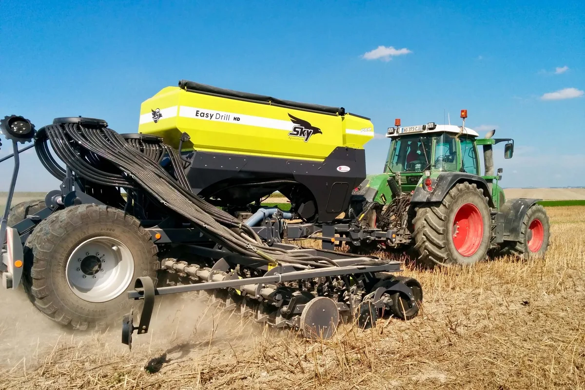 2895a1ec5d210627d1146a20dafc927458ec3ef4 Mit der Easy-Drill-Sämaschine der französischen Firma Sky Agriculture kommt (mehr) Direktsaat als Anbausystem in die Schweiz. Bild: zVg