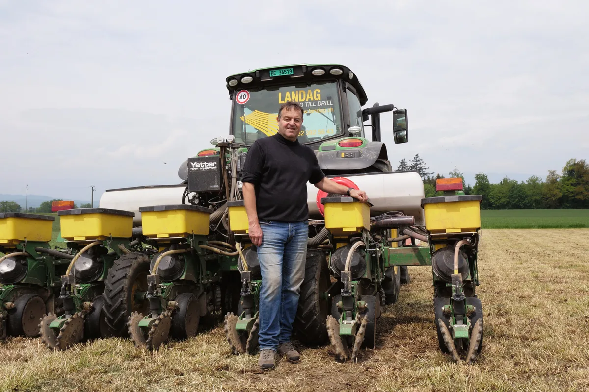 ffcd5c6bd26ac3a294ecee910e60d661a9d067a4 Hanspeter Lauper von der Landagvor der Mais-Sämaschine.
