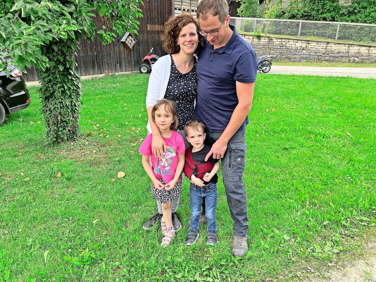 Die Pächterfamilie Sonja und Andreas Rohner mit ihren Kindern Selina und Luca bewirtschaften den Gutshof Paradies in Schlatt.