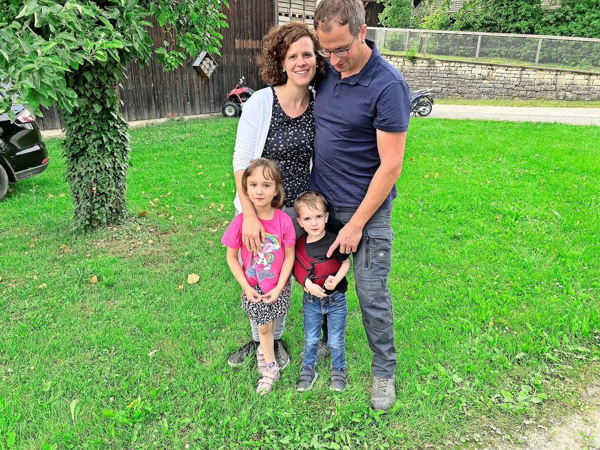 effa6fd4308b99cd9a0cccc5b57dc4bc152f49babc2d85d5156d25a65b243b8e Die Pächterfamilie Sonja und Andreas Rohner mit ihren Kindern Selina und Luca bewirtschaften den Gutshof Paradies in Schlatt.