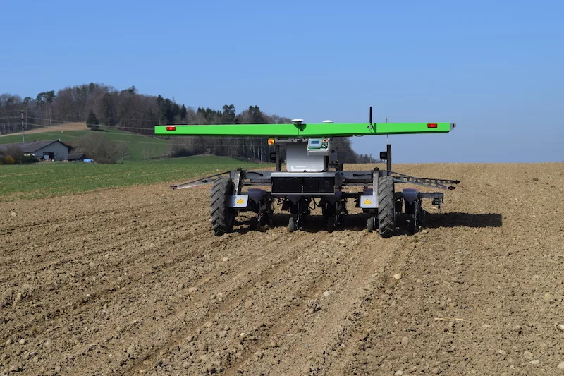cd4928f471cd55ca138d6e4cbdcb9c825b6e0727 Dank GPS-Technik merkt sich der Roboter beim Säen die Koordinaten der Zuckerrübenpflanzen.