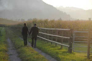 Der Anteil der Vollbeschäftigten in der Schweizer Landwirtschaft sinkt, aber immer mehr Frauen arbeiten darin. (Bild BauZ)