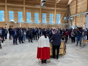 Der Nationalratspräsident bei seinem Referat vor den Botschafter(innen) in der Halle der Zimmerei Hirschi. (Bild akr)