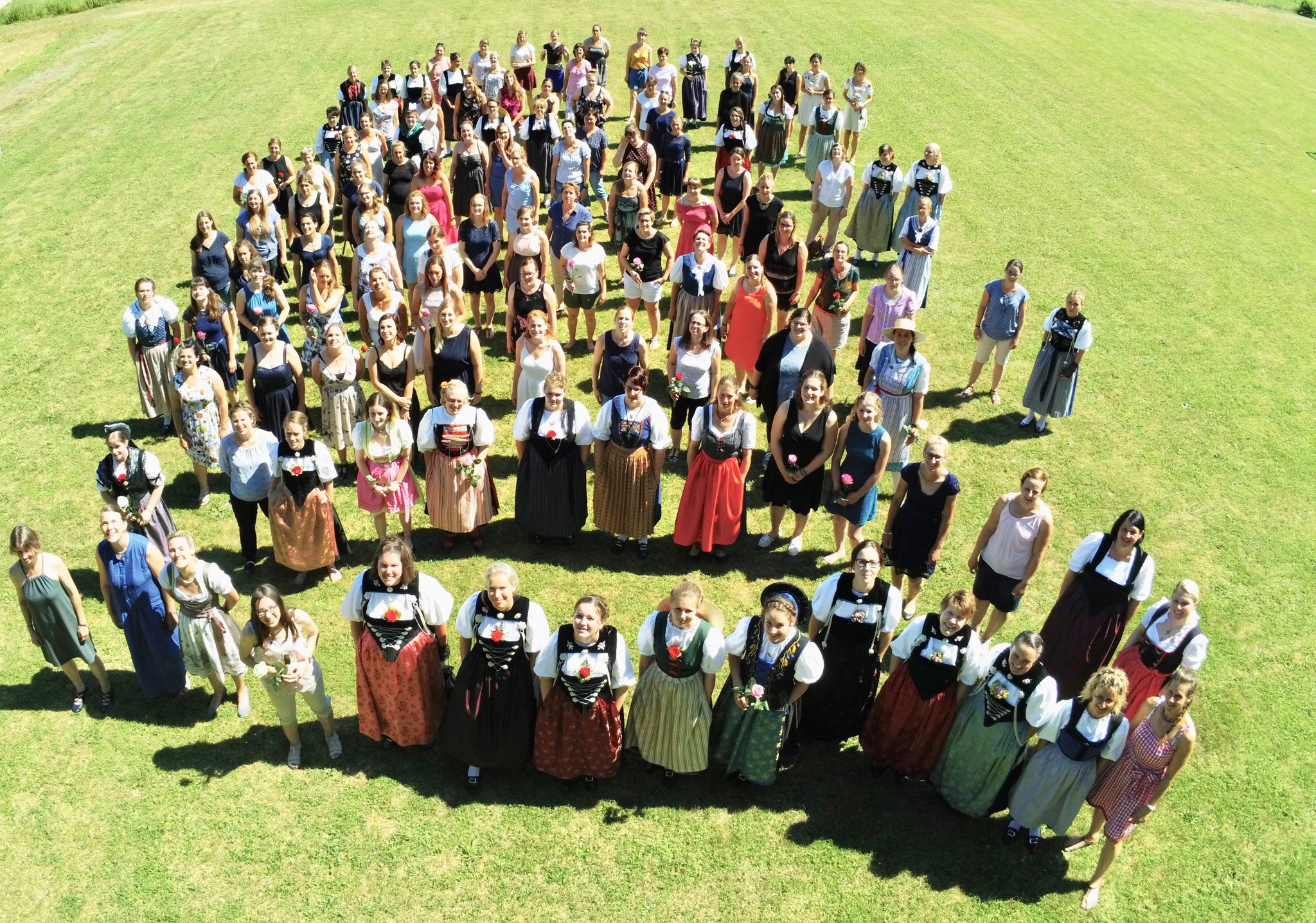 Es ist gar nicht so einfach, so viele frisch gebackene Bäuerin mit Fachausweis auf ein Bild zu bringen. (Bild Alice Sager)