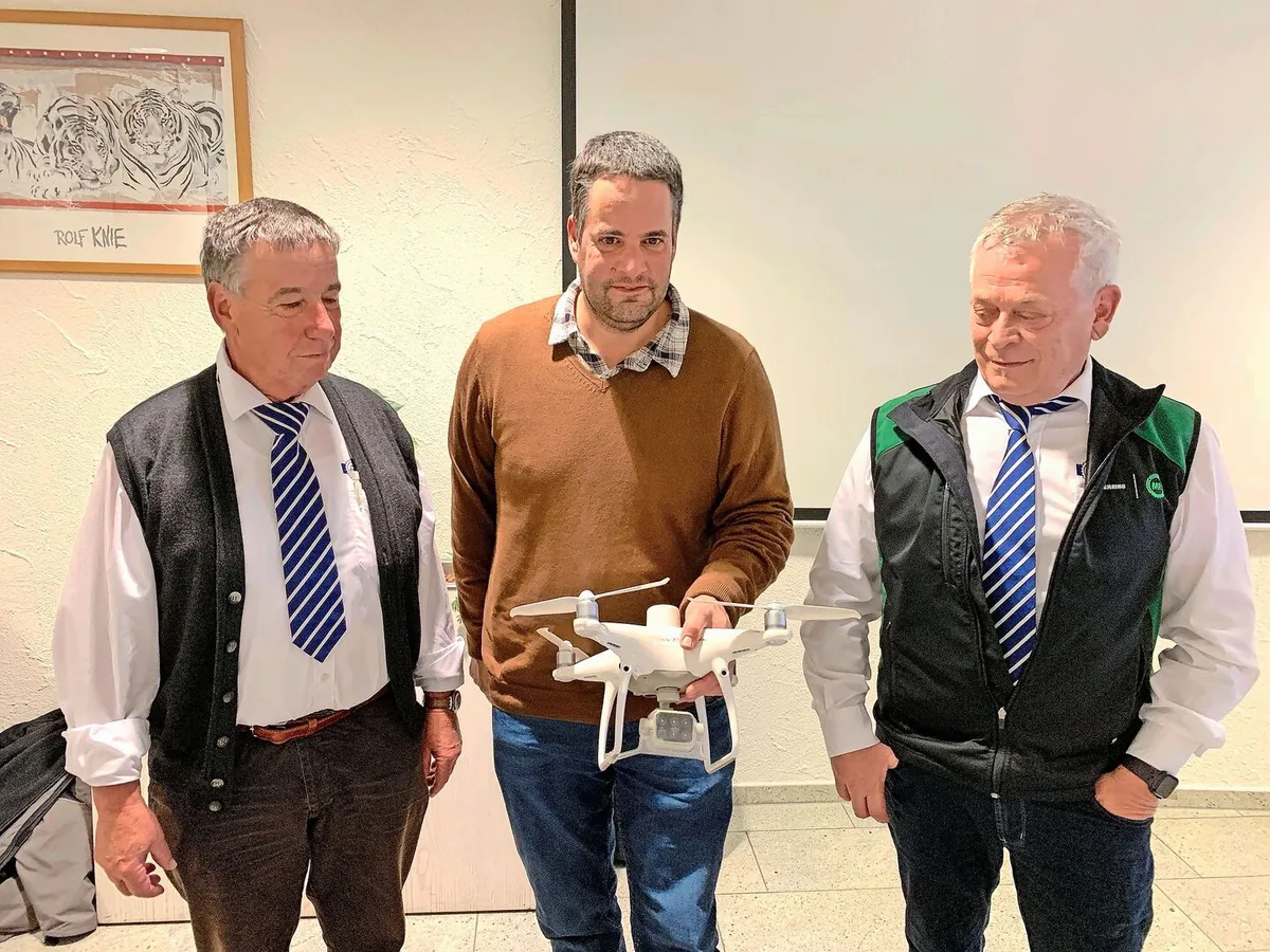 870871842c325544b91ef88347a40d8f422392eb130b3558a7816eefa7ca7891 Präsident Toni Moser (l.) und Geschäftsführer Sepp Erni (r.) lassen sich von Marco Landis eine Drohne mit Wärmebildkamera für den Einsatz in der Landwirtschaft erklären.