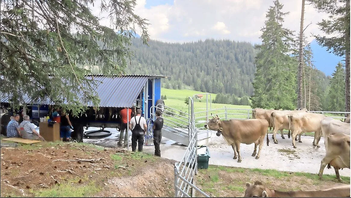 f15226d9866ca1e06ea280c9043a1e8ddd8f83896adb1beab74b83566037a1eb Bisher ist ein mobiler Melkstand auf den Alpen nicht häufig anzutreffen.