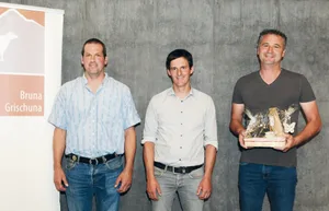 Der neu in den Vorstand gewählte Markus Gadient, Präsident Paul Caduff und Peter Allemann, der den Vorstand verlassen hat. (Bild Bruna Grischuna)