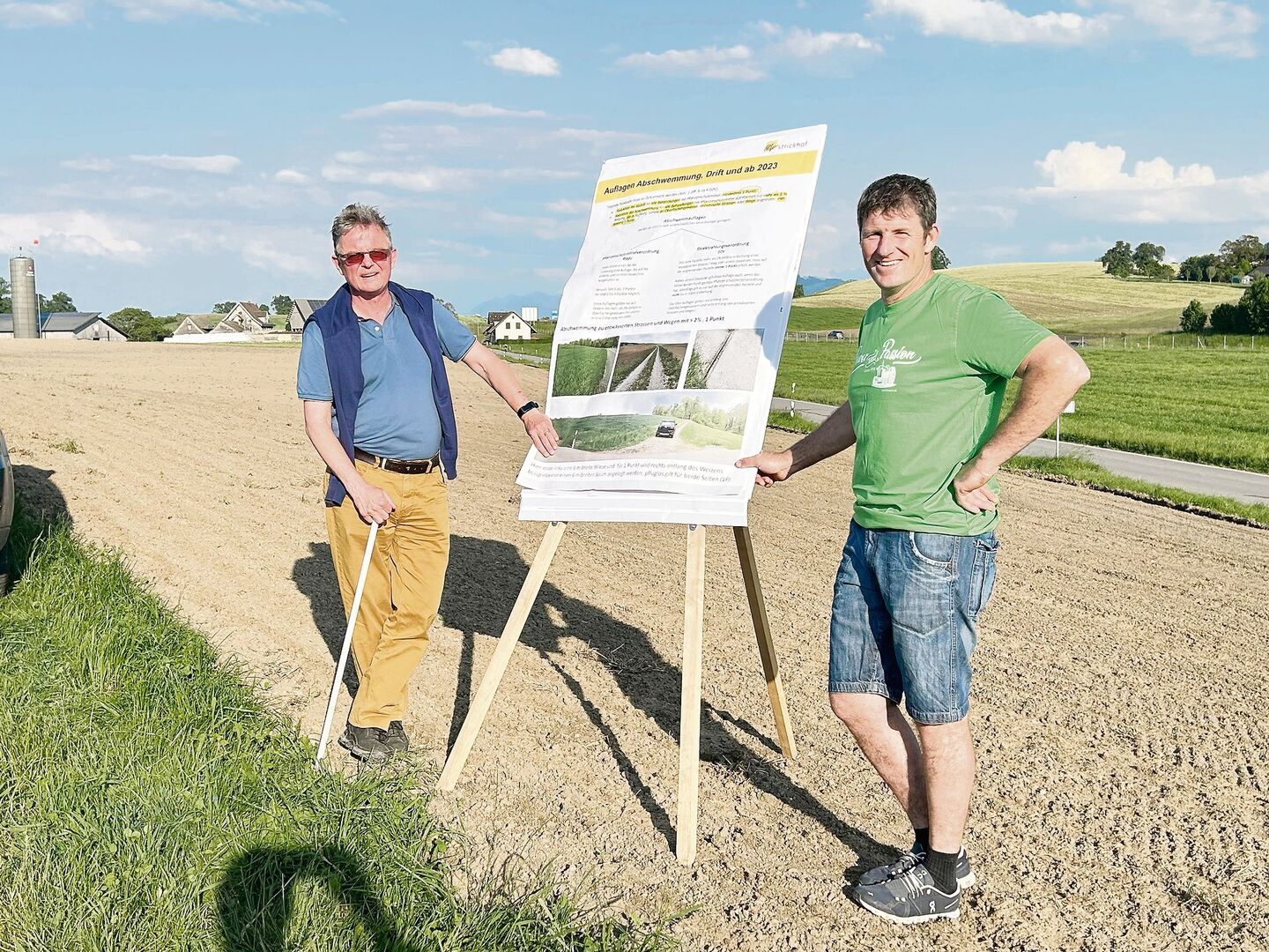 Markus Hochstrasser (links) erklärt Peter Bossert und den Teilnehmern der Flurbegehung, wie Landwirte die Abschwemm- und Driftauflagen auf ihren Parzellen einhalten können.