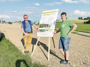 Markus Hochstrasser (links) erklärt Peter Bossert und den Teilnehmern der Flurbegehung, wie Landwirte die Abschwemm- und Driftauflagen auf ihren Parzellen einhalten können.