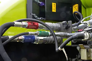Beim bisherigen System wurde der Regeldruck hydraulisch über den Steueranschluss (grün) übertragen.