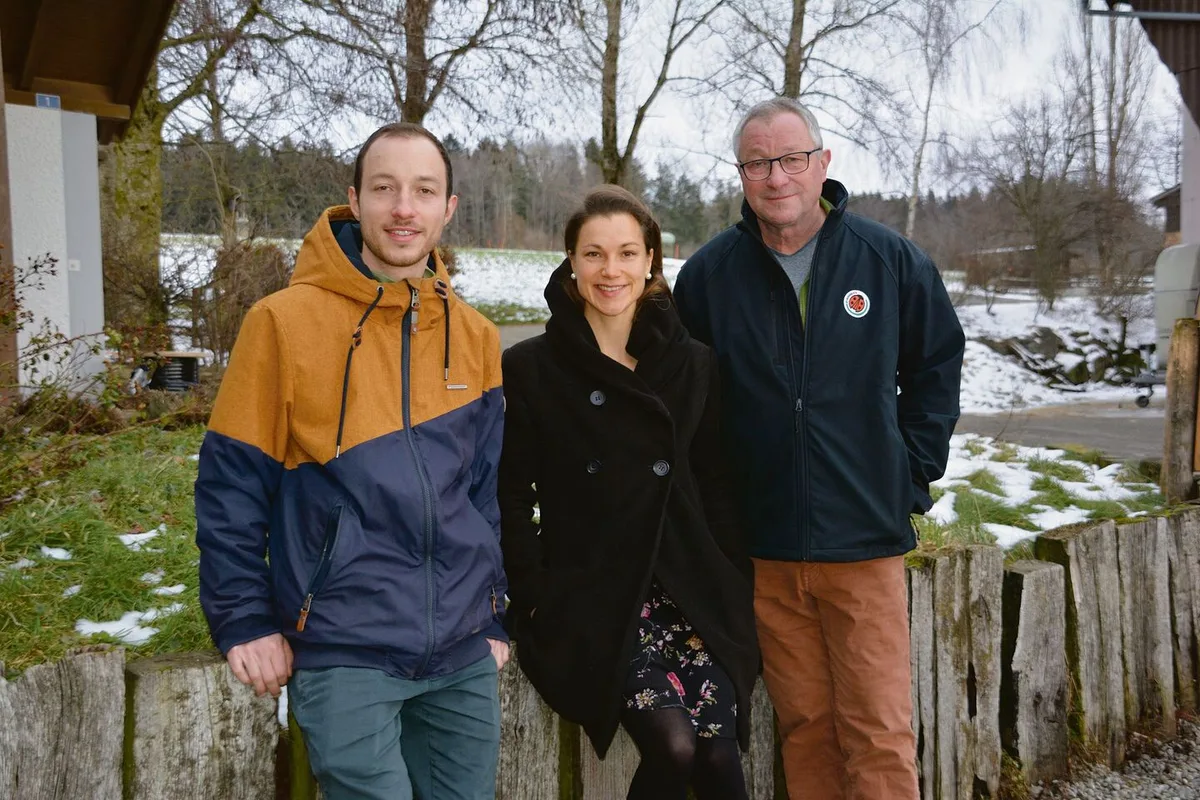 c09ed18168eb9613e670cf463be56c79be2590e9023f10182e4e8bbc64c5dfb1 Betriebsleiter Gabriel und Antonia mit Vater Anton Ruckli (v. l. n. r.).