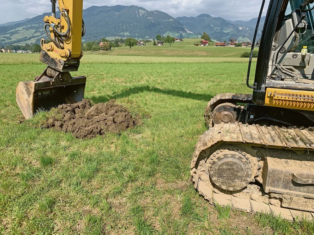 Spatenstich für ein Bauprojekt. Boden soll dabei möglichst wenig umgelagert werden.