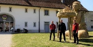 Olivier Isler (links) und Jacques Gygax (Mitte) schauen auf erfolgreiche 20 Jahre zurück – Martin Siegenthaler darf die Geschichte weiterschreiben. (Bild lid/rh)