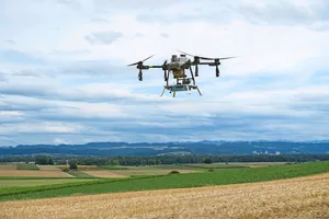 Die Drohne fliegt mit einem Abstand von 2 bis 3 Metern übers Feld. Die Flüge führen die Agrarpiloten aus.