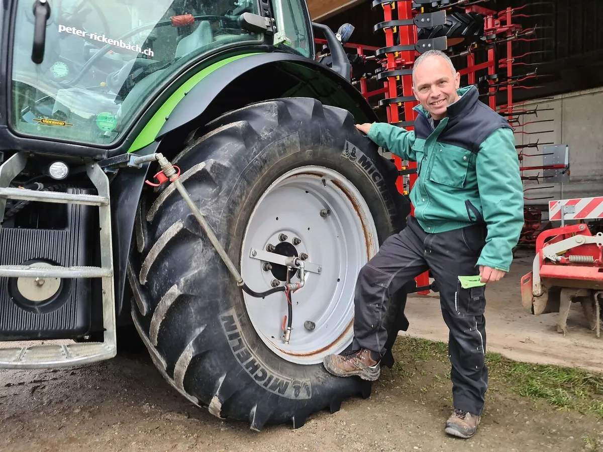 5e72e558f6ee37c97c3a3c02a66e29f28edeb527606d22066456142822709f96 Daniel Peter sieht die Reifendruckregelanlage als wichtiges Zubehör für die schonende Ackerbewirtschaftung und den Erhalt der Produktionsstärke.