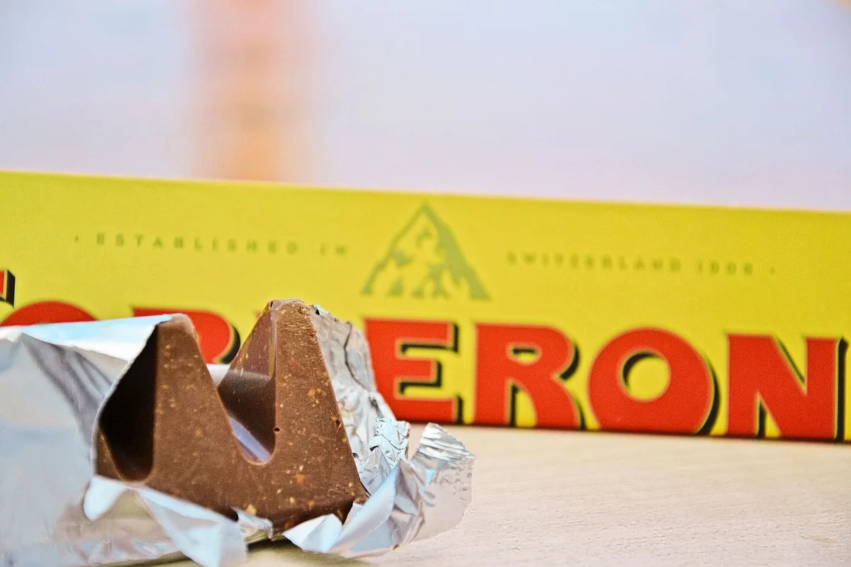 Die Dreiecksform und der Berg auf der Verpackung sind geblieben. Aber es ist nicht mehr das Matterhorn, und die Produktion erfolgt teilweise in der Slowakei statt in der Schweiz.