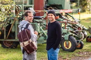 Schweizer Flachs produzieren Fritz Studer und Dominik Füglistaller. Bild: Pia Neuenschwander