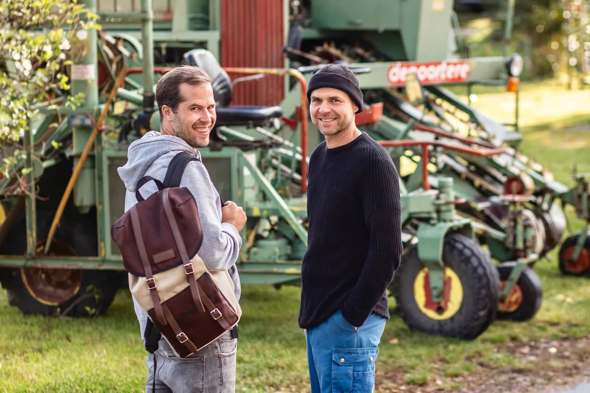 5b027e96484da55ed0da9cc688cd796099890cde Schweizer Flachs produzieren Fritz Studer und Dominik Füglistaller. Bild: Pia Neuenschwander