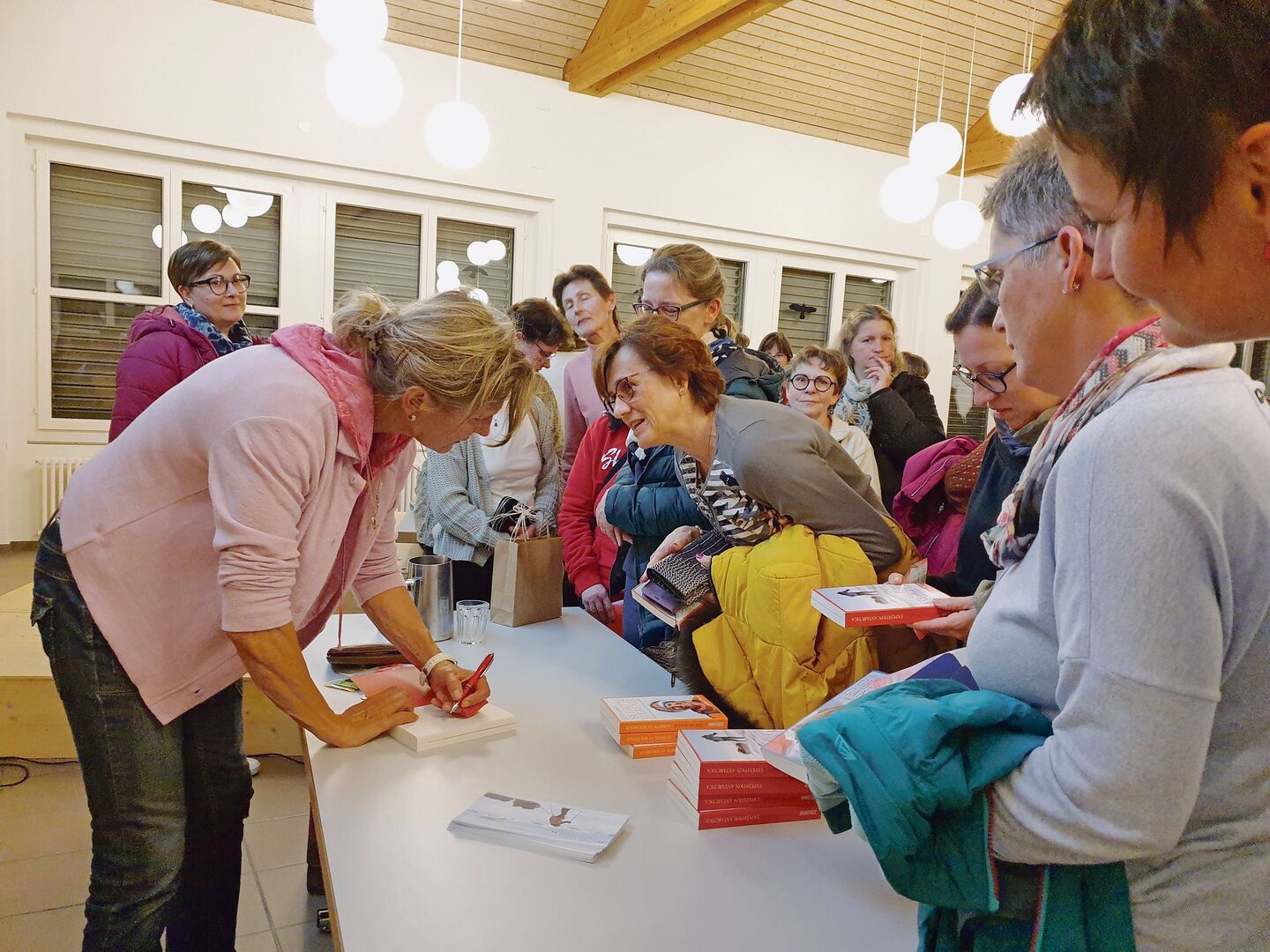 Die Referentin Evelyne Binsack faszinierte die Zuhörerinnen, ihre Bücher mit Autogramm waren sehr begehrt.