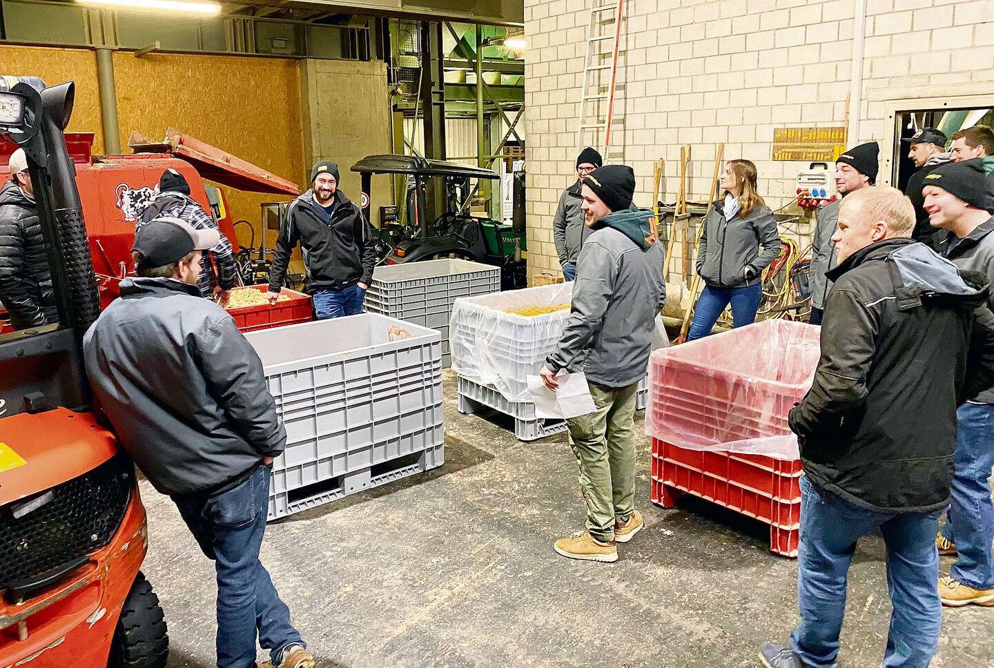 Die Junglandwirte liessen sich in der Anlage Oberkirch über die Einmischung von Lebensmittelabfällen in Futtermittel informieren.