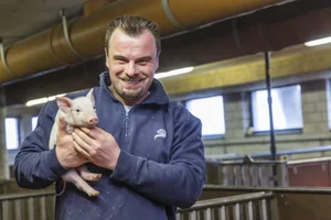 Der Schweinezüchter und Hobbykoch macht mit bei der Kochsendung «Mini Chuchi, dini Chuchi». Die Folge wird heute Abend ausgestrahlt.