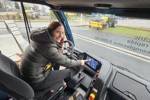 Theres Beutler-Knüsel, Geschäftsführerin der Sepp Knüsel AG, ist überzeugt von der einfachen Bedienung und der Effizienz des elektrischen Caron-Transporter EC70.