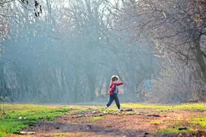 Wölfe greifen äusserst selten Menschen an. Tun sie es dennoch, gehen sie in der Regel auf Kinder los. In Gebieten mit Wölfen sollten kleine Kinder nicht unbeaufsichtigt in der Natur spielen.