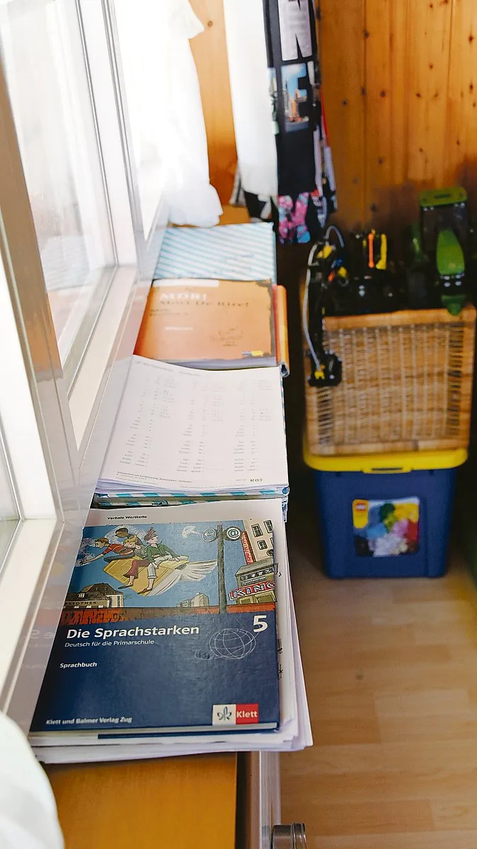 2803a5712c2fb51b0411104a2140e5d1e6017118 Das Klassenzimmer ist ins Kinderzimmer gezügelt. Die Schulsachen sind nach Fach auf je einem Stapel geordnet, damit das Benötigte leichter gefunden wird.(Bild aw)
