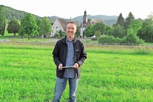Futterbauberater Daniel Nyfeler an der Flurbegehung auf der Swiss Future Farm in Tänikon.