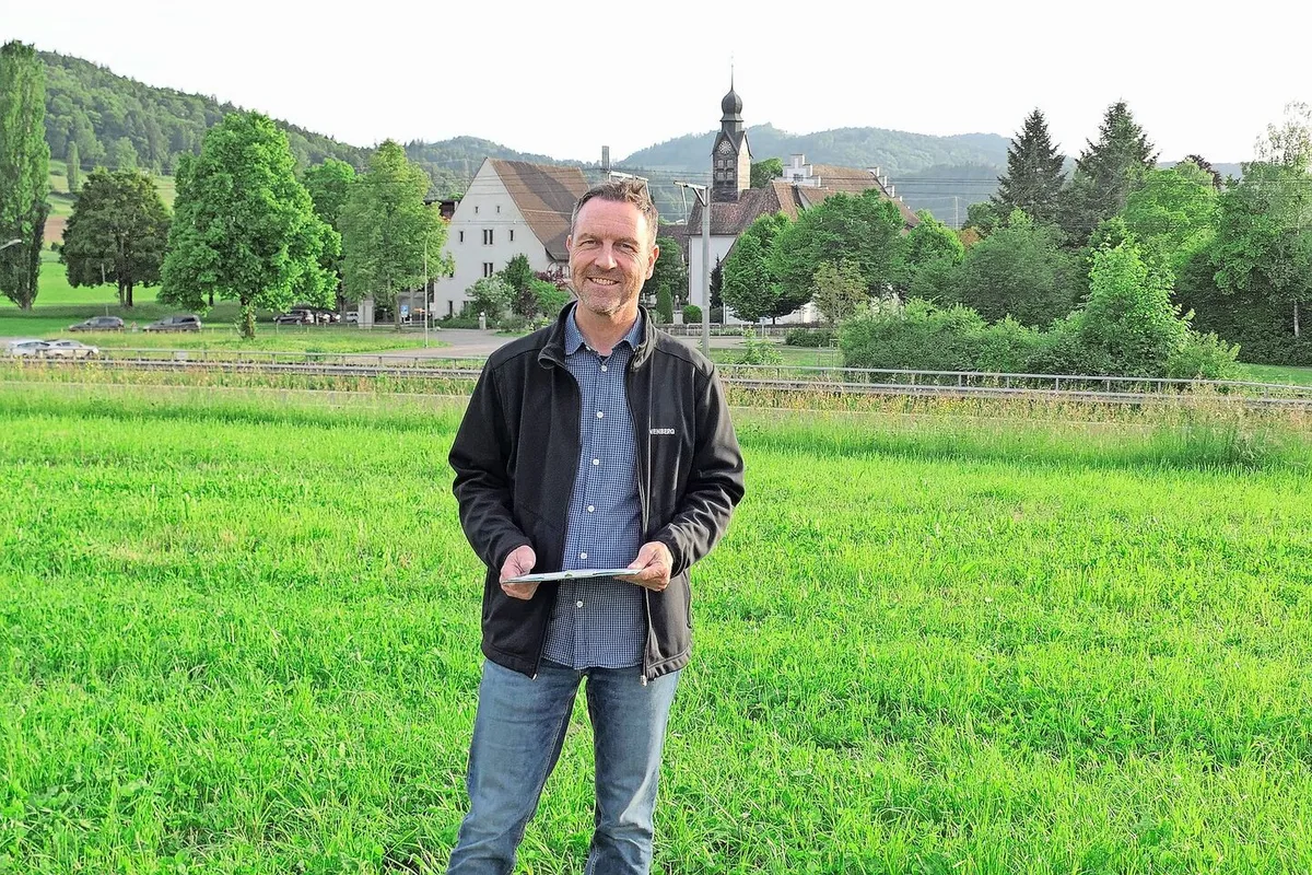 Futterbauberater Daniel Nyfeler an der Flurbegehung auf der Swiss Future Farm in Tänikon.