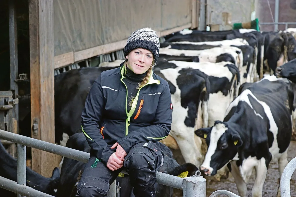 9ea085806cf9d75449825871da6804bdab9ebd752ec3cb93e6315b4afcc15730 Nadia Burger betreut eine 40-köpfige Holsteinherde mit Aufzucht. Seit dem Unfalltod ihres Vaters führt sie den Betrieb im aargauischen Freienwil, unterstützt von ihrer Mutter.