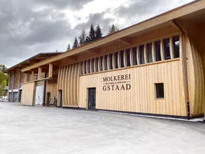 Rund 300 m³ zertifiziertes einheimisches Holz wurde in Gstaad für den Bau der neuen Molkerei verwendet. Eine Herzensangelegenheit der Verantwortlichen. (Bild René Ryser)