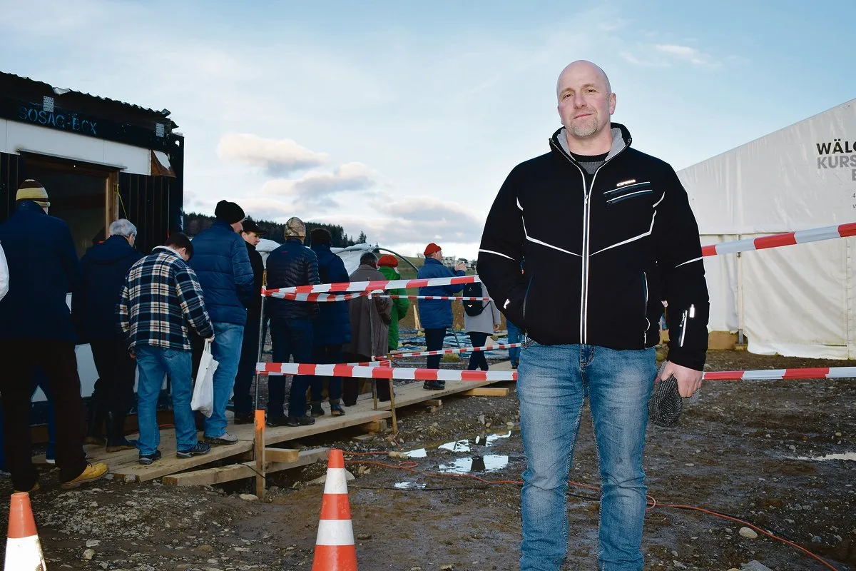 ec7efaf6b6ab3bc14068d6286be81bd9b0fd46ea Gemischte Gefühle bei Hans Ulrich Steinmann. Beim Bau seines Kuhstalls ist er auf eine Siedlung aus der Bronzezeit gestossen. Am Freitag vergangeer Woche lockte die Besichtigung viele Besucher an. (Bild Daniela Joder)
