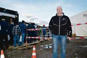 Gemischte Gefühle bei Hans Ulrich Steinmann. Beim Bau seines Kuhstalls ist er auf eine Siedlung aus der Bronzezeit gestossen. Am Freitag vergangeer Woche lockte die Besichtigung viele Besucher an. (Bild Daniela Joder)