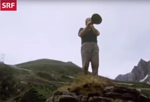 Der Alpsegen wird im SRF-Film als ein bedrohtes Stück Tradition gesehen. Er steht sinnbildlich für die «alte» Form der Alpwirtschaft.