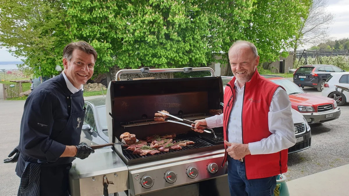 a9b6d7b3bf23393f8a65b1ef01af137524208435 Grillexperte Christian Kindl zaubert mit der Unterstützung des Kurspublikums ein Mehr-Gänge-Menü der Extraklasse. (Bild zVg)