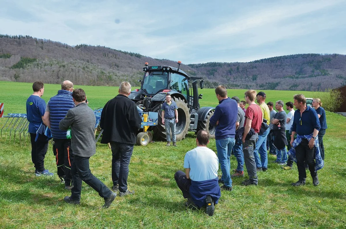 d69ad067be1b2cd9fcae283ce15e39b216f3f13c26d947cf7056490ec662df2e Bei der Vorführung vom Treffler-Grubber konnten sich die Besucher entspannen. Lukas Wüthrich musste keine schwierigen PSM-Themen erörtern.