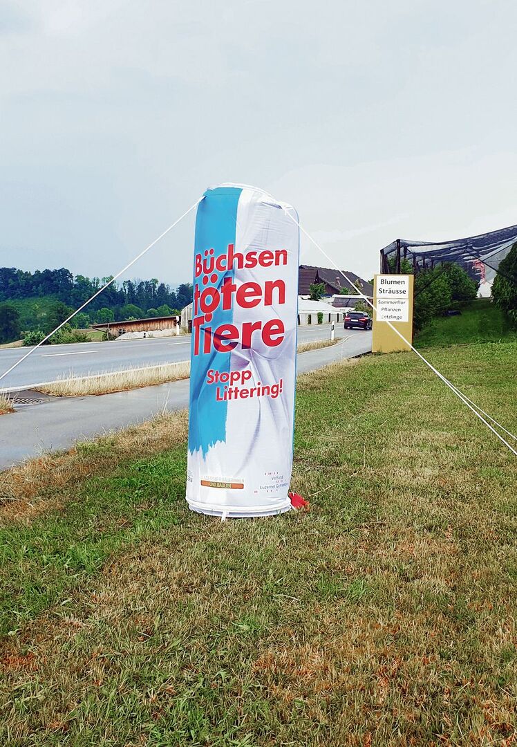 Aufblasbare grosse Büchsen machen im Kanton Luzern auf die Risiken von Littering aufmerksam.