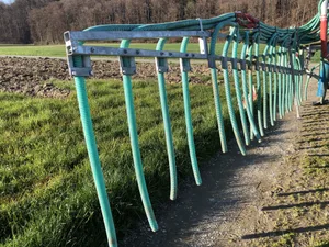 Auch wenn man landläufig vom Schleppschlauch-Obligatorium spricht, sind auch Schleppschuh- und Schlitzdrillverfahren mitgemeint. Sie gelten sogar als stärker emissionsmindernd als der Schleppschlauch.