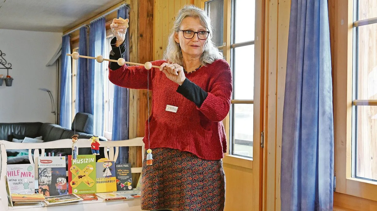 Die Trauerbegleiterin Christine Leicht zeigt anhand eines Mobiles auf, dass das Familiengefüge jeweils anders aus dem Gleichgewicht gebracht wird, wenn die Mutter, der Vater oder ein Geschwister eines Kindes stirbt.