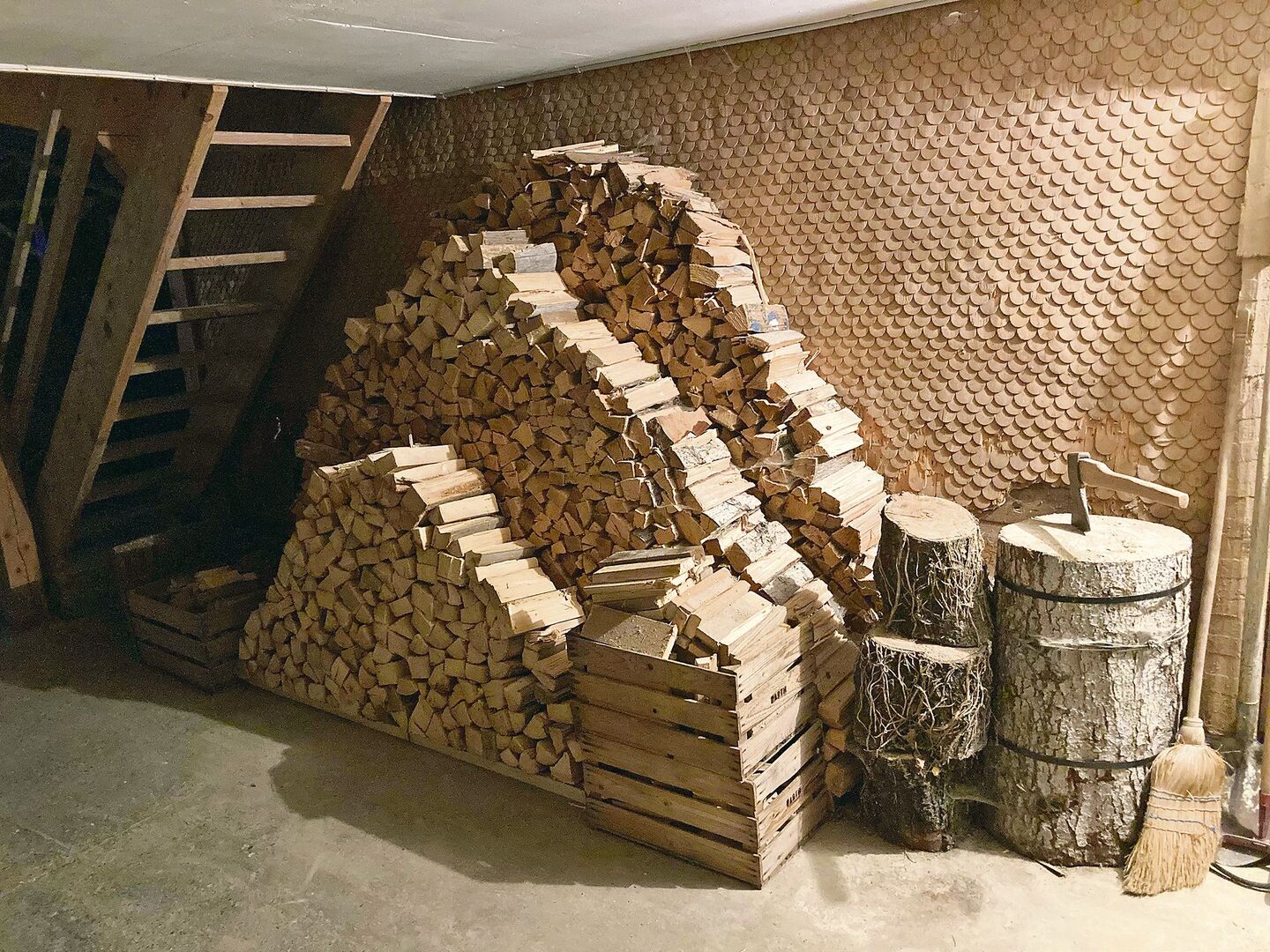 Wer «viel Holz vor der Hütte hat», punktet. Nein, ganz so einfach ist es nicht. Aber Brennholz ist eine von 19  möglichen Massnahmen im «neuen» Katalog von IP-Suisse.