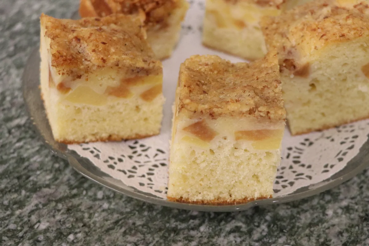 56af934c9e32ef730479d6cb905917dc7541f118 Quittenkuchen mit Streusel: In der doppelten Menge zubereitet, wird er zum Blechkuchen und zum Servieren in Würfel geschnitten. (Bild Ruth Aerni)