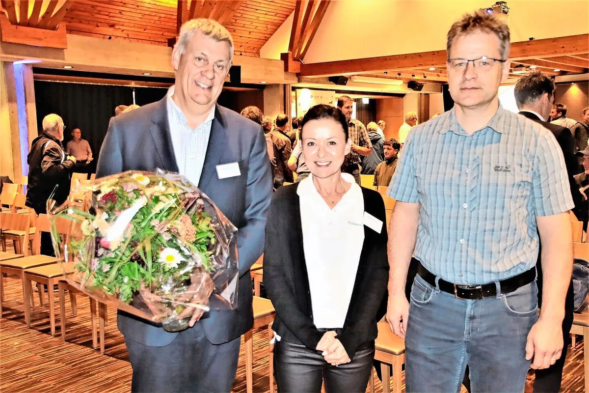 Der scheidende Verwaltungsratspräsident Viktor Häfeli (links) mit der neuen Geschäftsführerin Corina Amedieck und dem neuen VR-Präsidenten Konrad Nötzli.