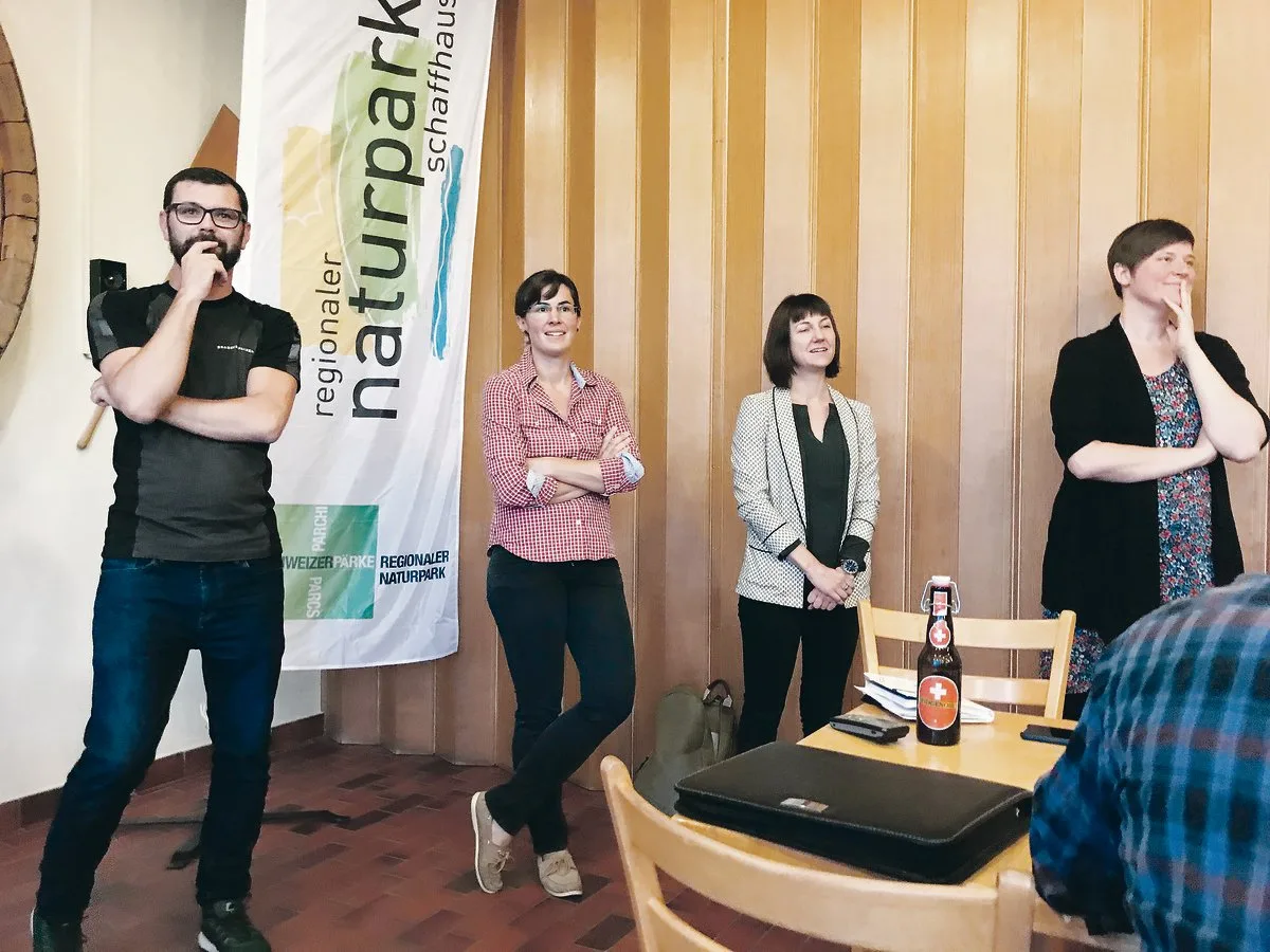 a3c1febdede6dc49b71179e98a6caaf2c889e2e5 Braumeister Zdzislaw Koltun, Gerstenproduzentin Martina Jenzer Ruh, Marketingleiterin Andrea Imthurn, Lisa Landert vom Regionalen Naturpark Schaffhausen.(Bild Stü)