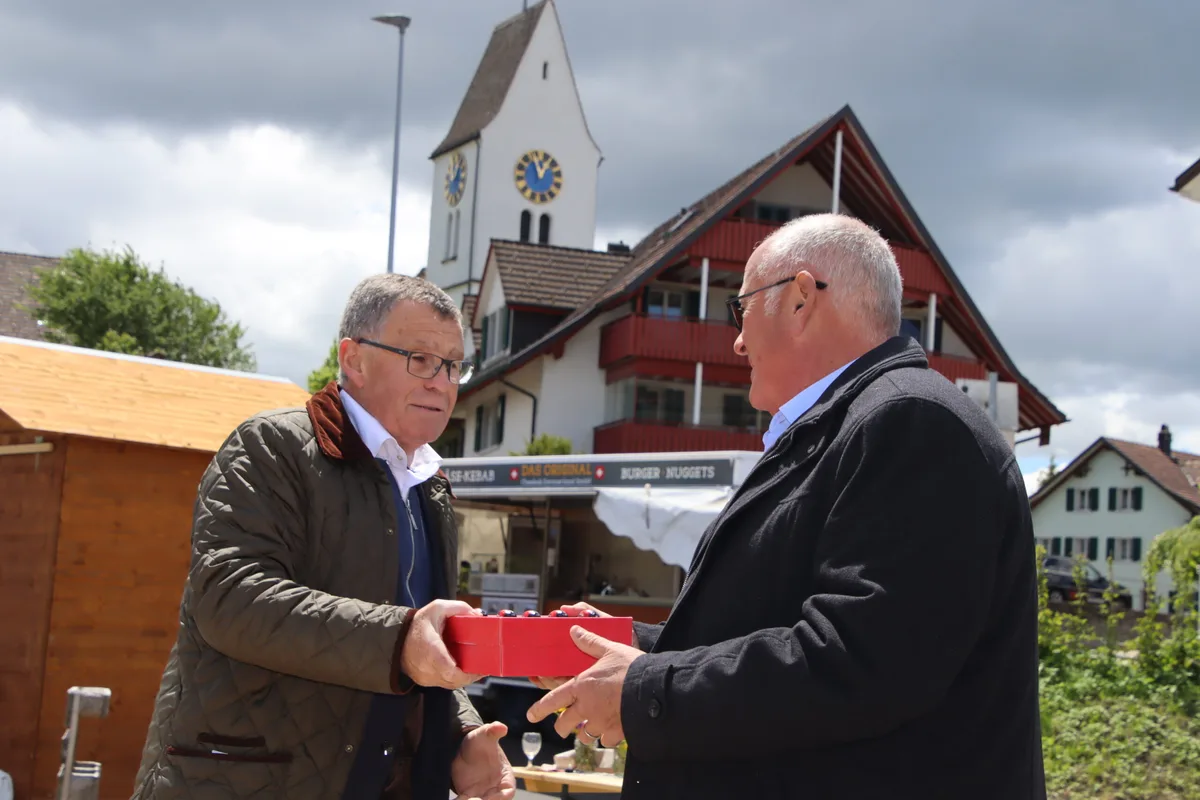 7f29a8ff4e6d379d4e8a58e19528be95c9ffc795 Ernst Stocker (links) bedankt sich bei seinem Vorgänger Markus Kägi für dessen 13-jähriges engagiertes Wirken als Präsident der Zürcher Landwirtschaftlichen Kreditkasse. (Roland Müller)