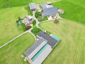 Die Dächer des Betriebs von Lukas Bucher in Rain sind mit PV-Anlagen ausgerüstet und leisten gesamthaft 620 kWp.