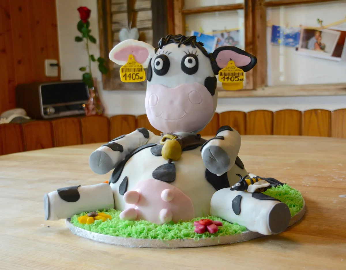 d74c8c51298af6dbba50b61d5af52872adaa26d9 Das fertige Werk, Kuh "Verena", sieht zum Anbeissen lecker aus. (Bilder Andrea Gysin)