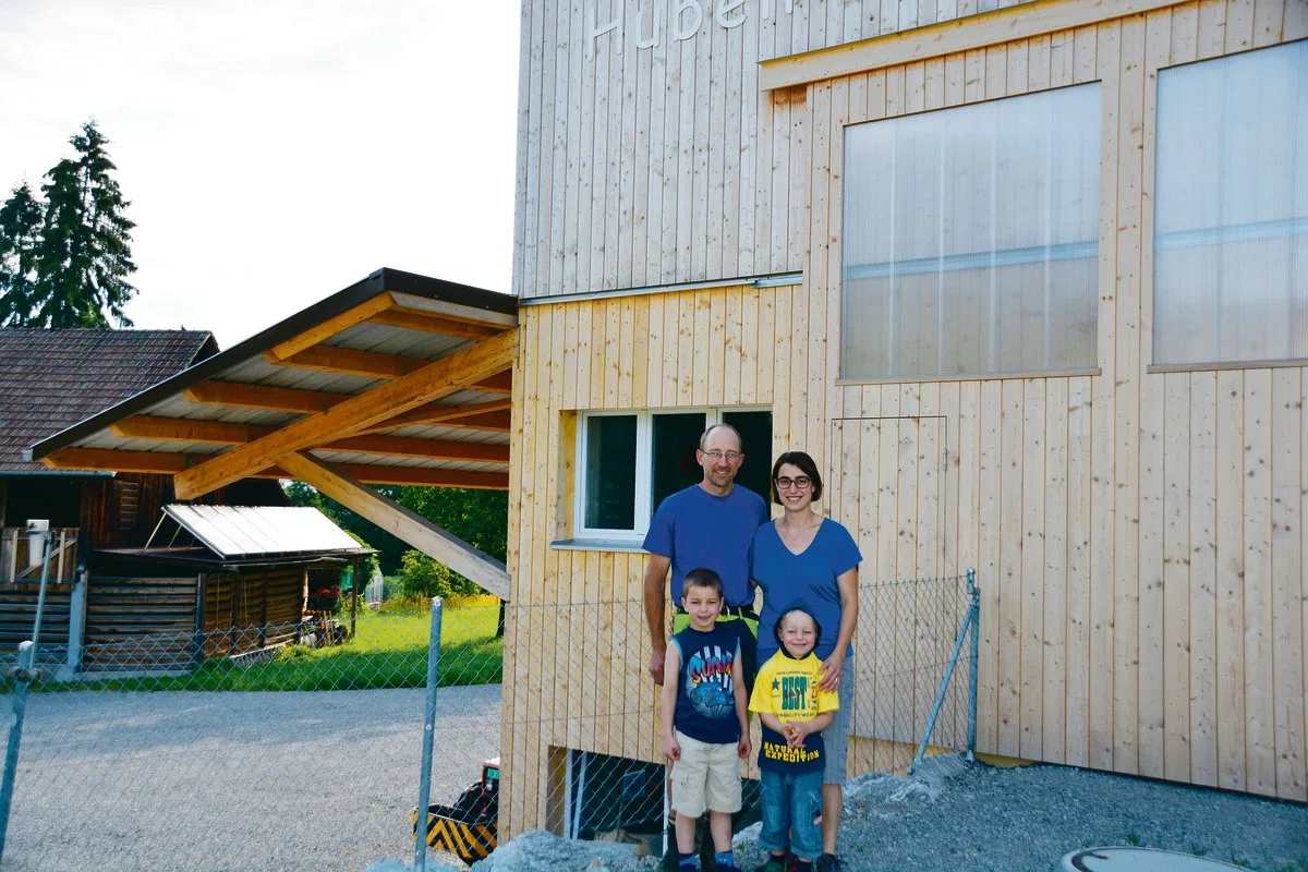 9a15f8a8960732d0acdbbc16dd46ff3b045eeff4 Peter und Priska Rüttimann mit Kindern vor dem neuen Mutterkuhstall im Hübeli, Kriens. Der Betrieb wird anlässlich der Generalversammlung der Landwirtschaftlichen Kreditkasse des Kantons Luzern besichtigt. (Bild Franziska Jurt)