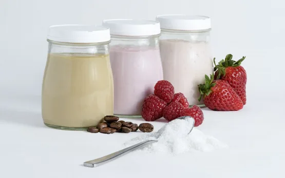 d4babb9e4b8ac24fcf4c958a04c081ff1c26095d Wie viel Zeit zwischen den einzelnen Zuckerreduktionsschritten verstreichen sollte, wurde bisher für Joghurts noch nicht untersucht. Für Schokoladenmilch mit 7 bis 9 Prozent Zuckergehalt wurden zwei Schritte à je 6.7 Prozent in einem Jahr vorgeschlagen. (Bild Agroscope)
