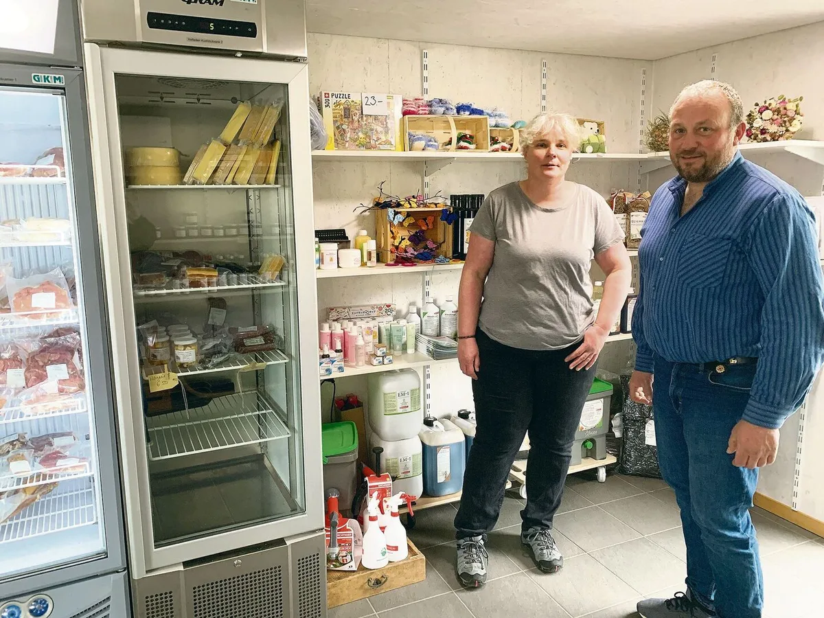 c4203ea9c30d1d51285db16267026c70d177c534569b5f1bbd12dbb8cf8bdefc Margrit und Adrian Müller in ihrem bedienten Hofladen bei ihrem Betrieb Kernmatt in Kägiswil OW. Das breite Sortiment stammt nicht nur von ihrem Hof, sondern auch von weiteren Direktvermarktern. Das erhöht die Attraktivität für Kunden.